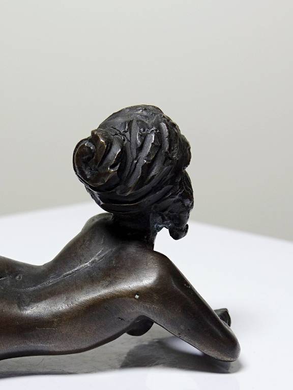 Petit bronze mid-century, petite baigneuse, femme nue allongée | Puces Privées