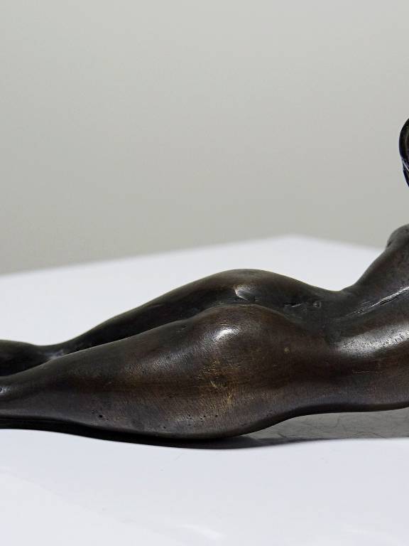 Petit bronze mid-century, petite baigneuse, femme nue allongée | Puces Privées