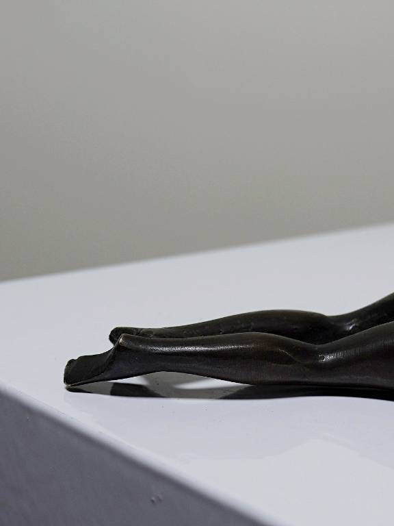 Petit bronze mid-century, petite baigneuse, femme nue allongée | Puces Privées