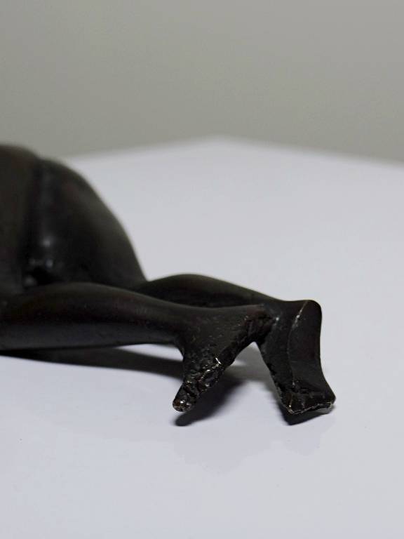 Petit bronze mid-century, petite baigneuse, femme nue allongée | Puces Privées