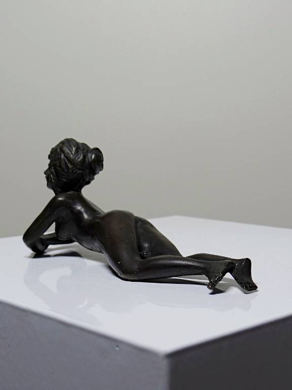 Petit bronze mid-century, petite baigneuse, femme nue allongée | Puces Privées
