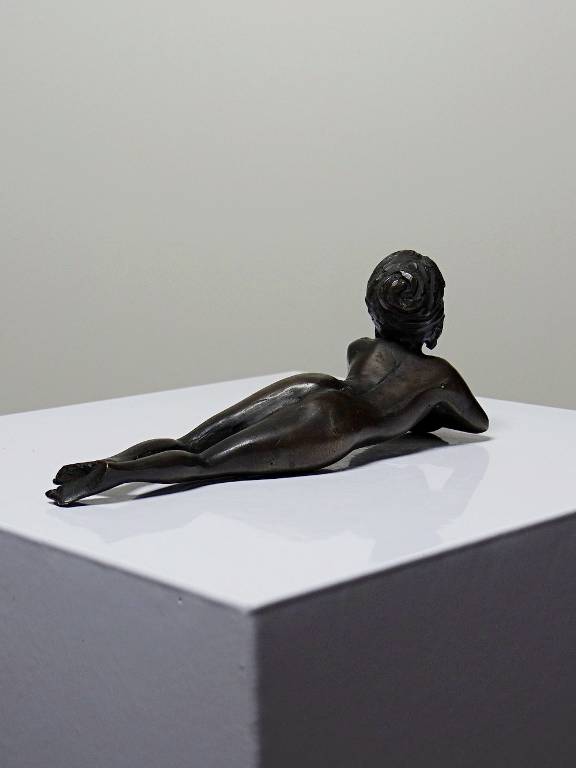 Petit bronze mid-century, petite baigneuse, femme nue allongée | Puces Privées