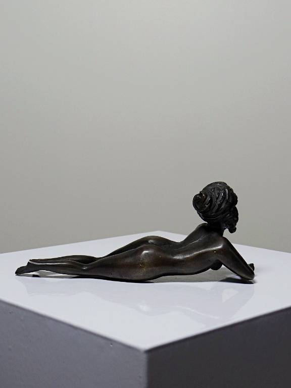 Petit bronze mid-century, petite baigneuse, femme nue allongée | Puces Privées