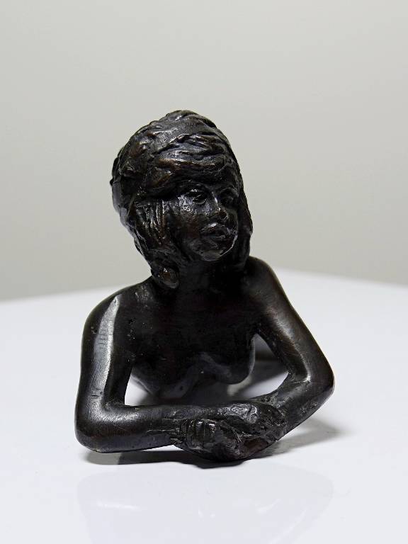 Petit bronze mid-century, petite baigneuse, femme nue allongée | Puces Privées