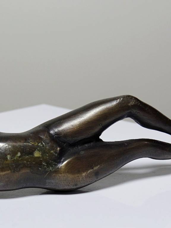 Petit bronze mid-century, petite baigneuse, femme nue allongée | Puces Privées
