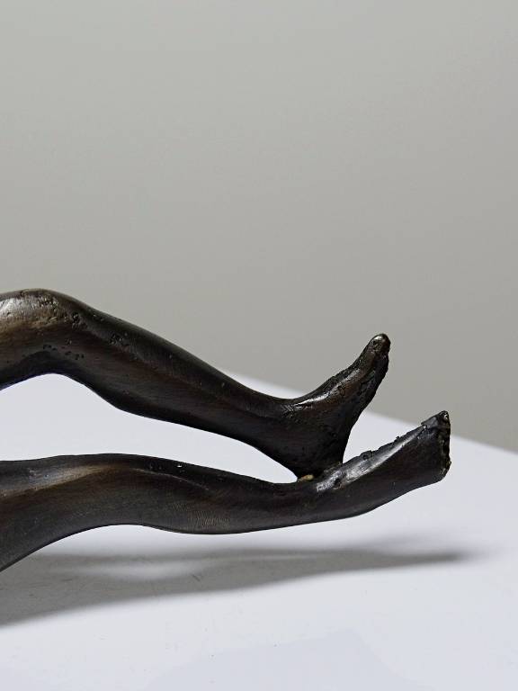 Petit bronze mid-century, petite baigneuse, femme nue allongée | Puces Privées