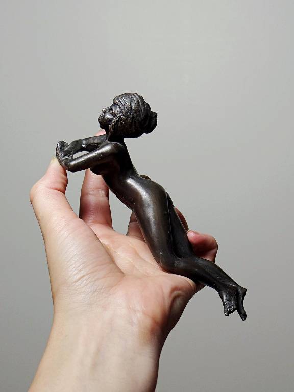 Petit bronze mid-century, petite baigneuse, femme nue allongée | Puces Privées