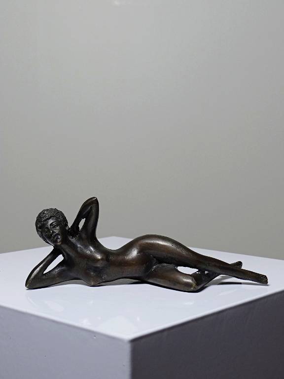 Petit bronze mid-century, petite baigneuse, femme nue allongée | Puces Privées