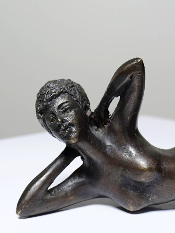 Petit bronze mid-century, petite baigneuse, femme nue allongée | Puces Privées
