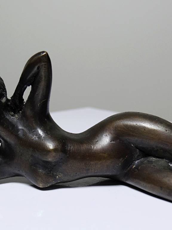 Petit bronze mid-century, petite baigneuse, femme nue allongée | Puces Privées