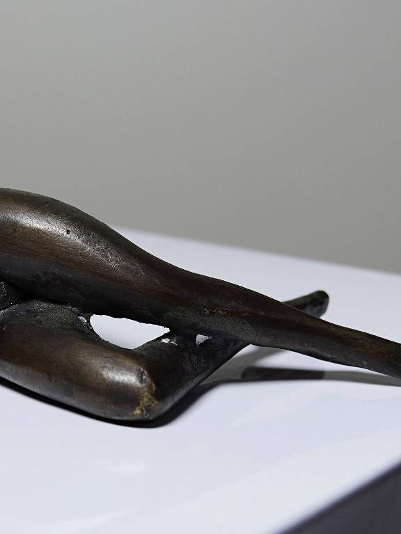 Petit bronze mid-century, petite baigneuse, femme nue allongée | Puces Privées