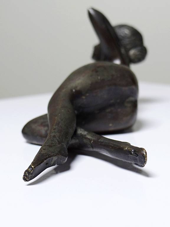 Petit bronze mid-century, petite baigneuse, femme nue allongée | Puces Privées