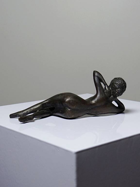 Petit bronze mid-century, petite baigneuse, femme nue allongée | Puces Privées