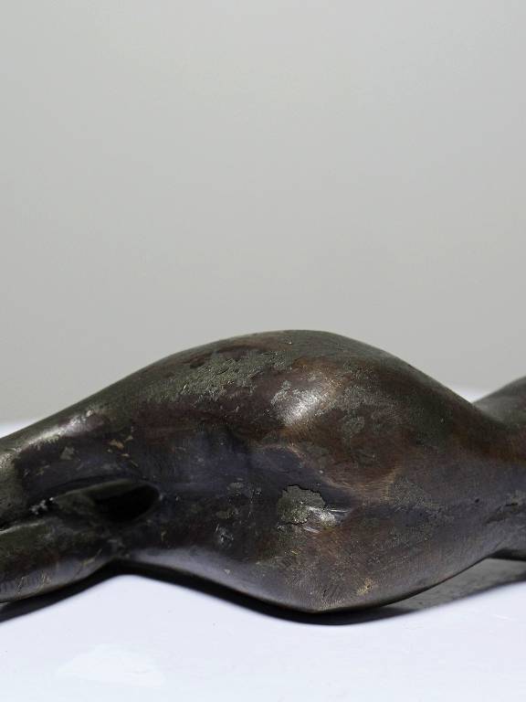 Petit bronze mid-century, petite baigneuse, femme nue allongée | Puces Privées