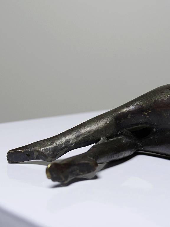 Petit bronze mid-century, petite baigneuse, femme nue allongée | Puces Privées