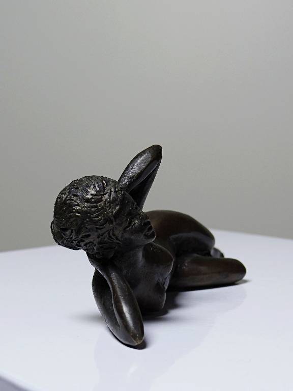 Petit bronze mid-century, petite baigneuse, femme nue allongée | Puces Privées