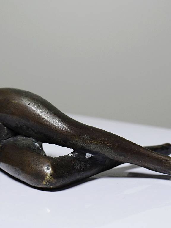Petit bronze mid-century, petite baigneuse, femme nue allongée | Puces Privées