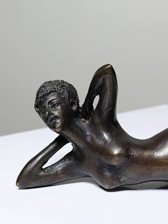 Petit bronze mid-century, petite baigneuse, femme nue allongée | Puces Privées