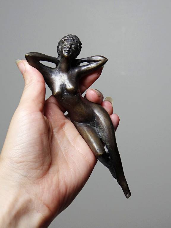 Petit bronze mid-century, petite baigneuse, femme nue allongée | Puces Privées