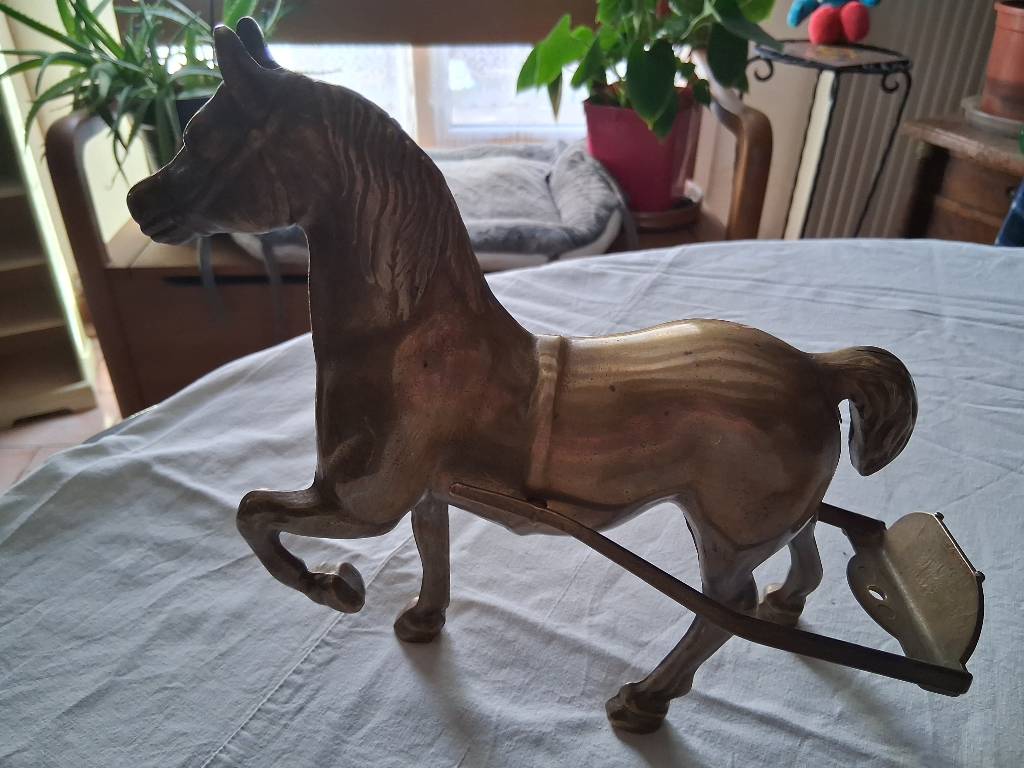 Cheval et sa calèche en laiton massif | Puces Privées