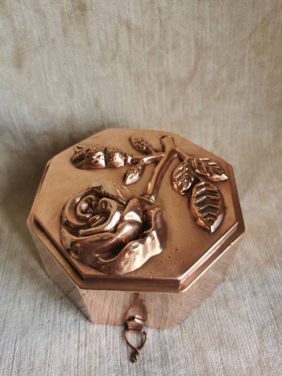 No - 596 - Moule à gâteau en cuivre de forme octogonale , décor à la rose à fort relief  . | Puces Privées