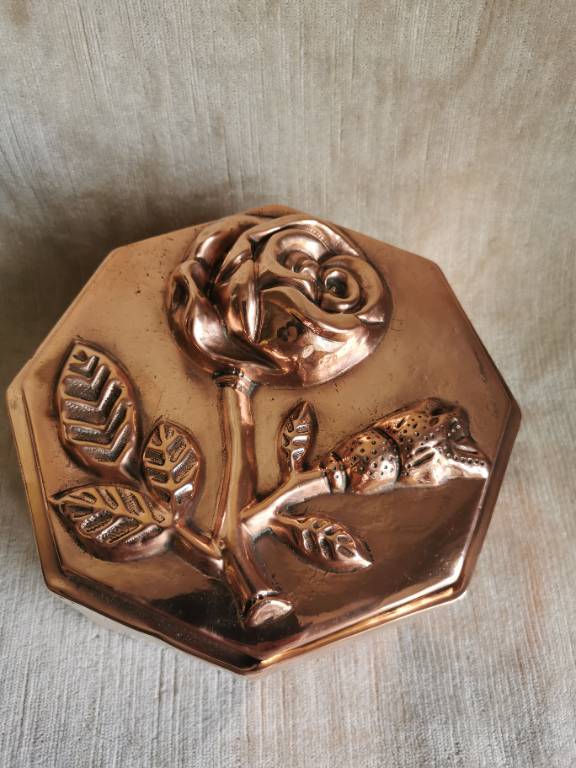 No - 596 - Moule à gâteau en cuivre de forme octogonale , décor à la rose à fort relief  . | Puces Privées