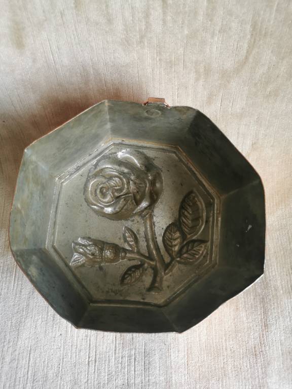 No - 596 - Moule à gâteau en cuivre de forme octogonale , décor à la rose à fort relief  . | Puces Privées