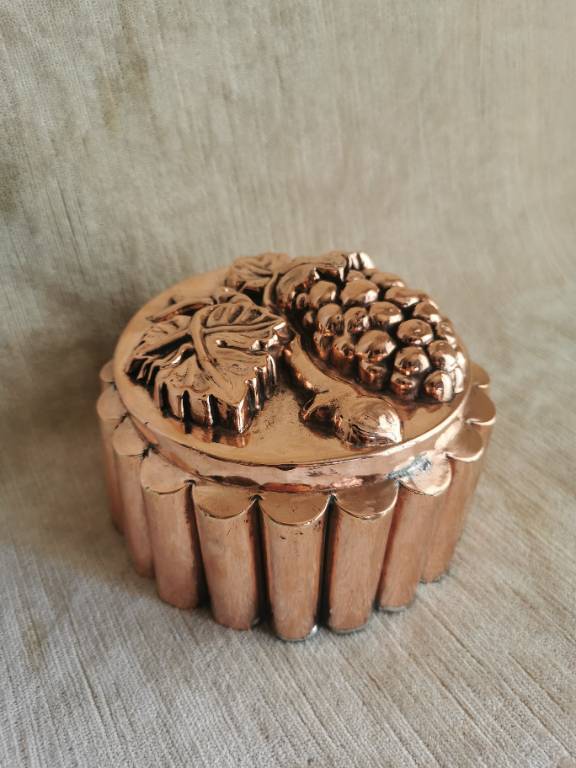 No - 598 - Moule à gâteau en cuivre , décor de grappes de raisin et de feuilles de vigne . | Puces Privées
