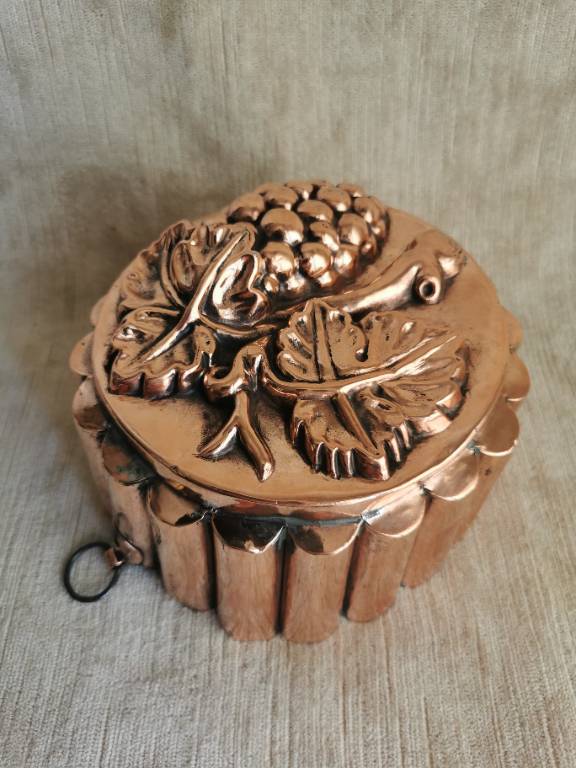No - 598 - Moule à gâteau en cuivre , décor de grappes de raisin et de feuilles de vigne . | Puces Privées