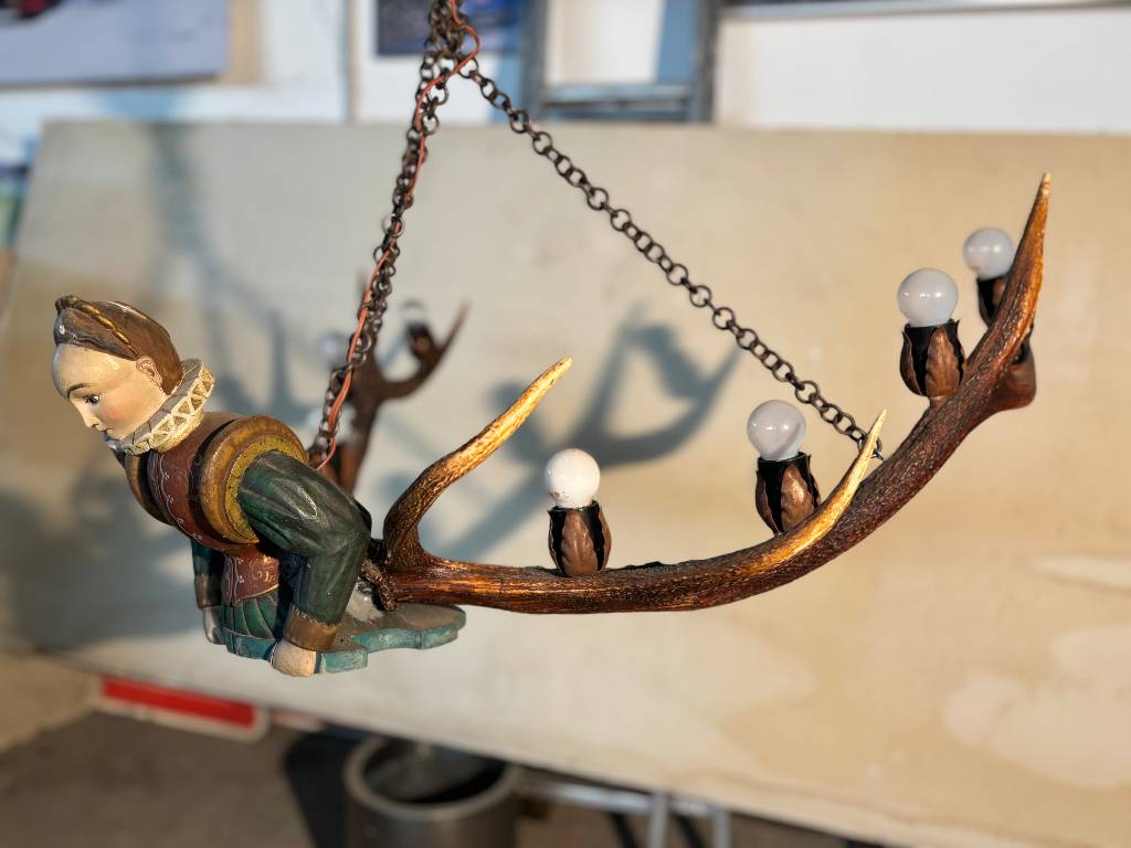 Lustre  ancien en bois sculpté et bois de cerf. | Puces Privées