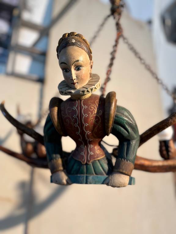 Lustre  ancien en bois sculpté et bois de cerf. | Puces Privées