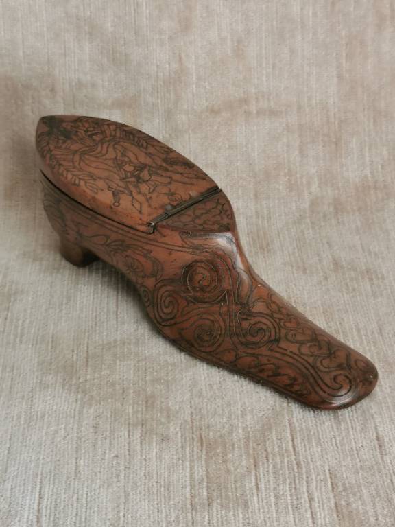 No - 600 - Superbe tabatière en forme de chaussure du début XIXème | Puces Privées