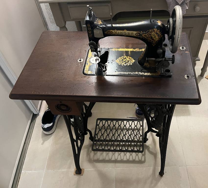 Ancienne machine à coudre SINGER | Puces Privées