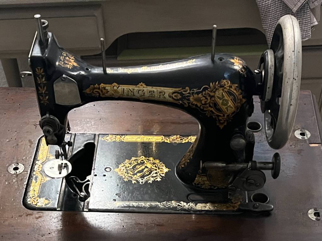 Ancienne machine à coudre SINGER | Puces Privées