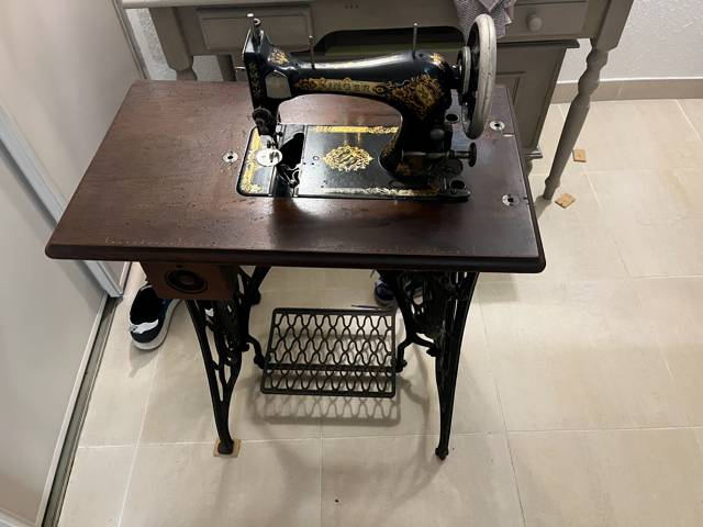 Ancienne machine à coudre SINGER | Puces Privées
