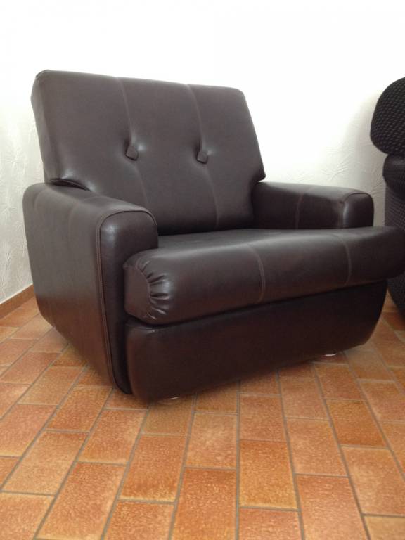 Fauteuil en skaï | Puces Privées