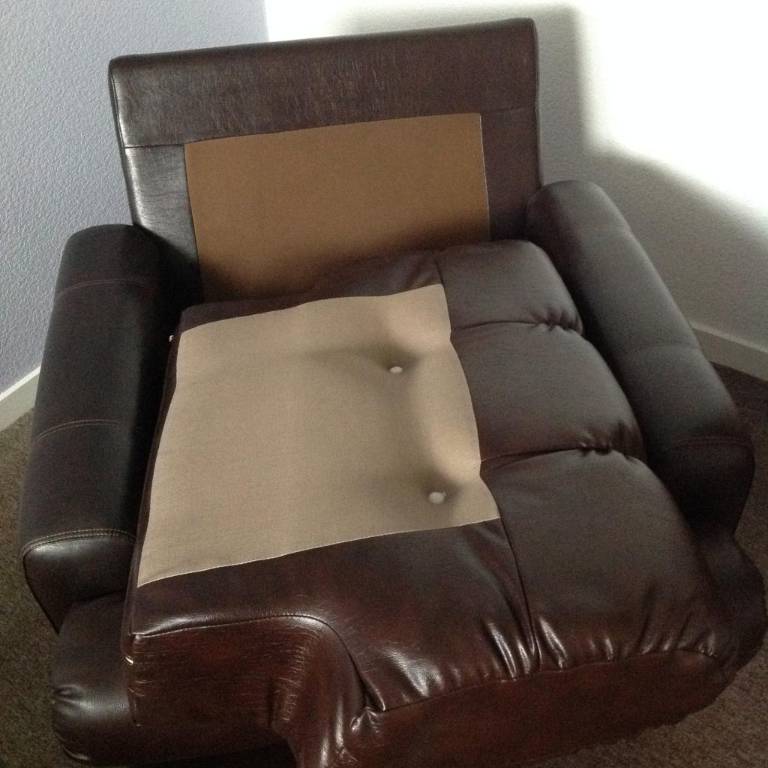 Fauteuil en skaï | Puces Privées