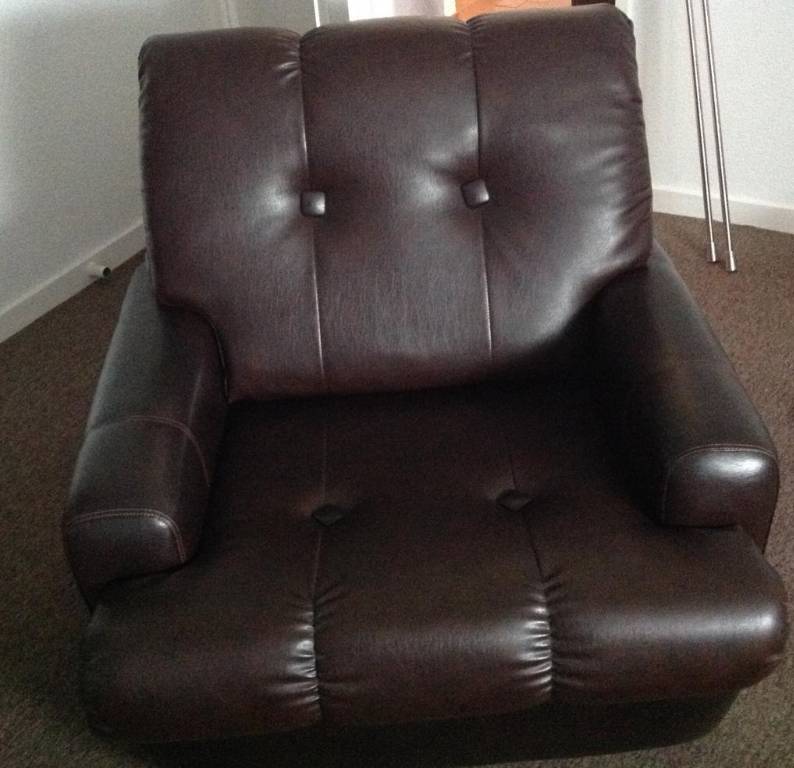 Fauteuil en skaï | Puces Privées