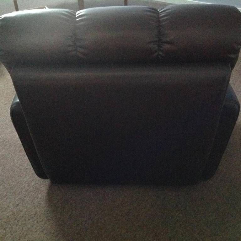 Fauteuil en skaï | Puces Privées