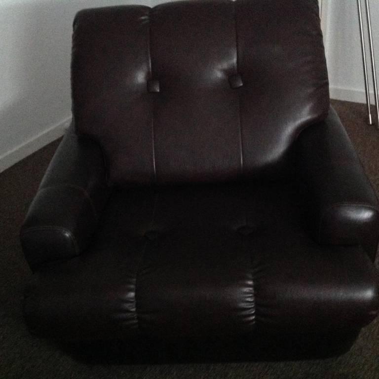 Fauteuil en skaï | Puces Privées