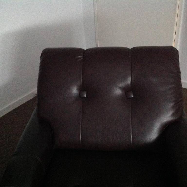 Fauteuil en skaï | Puces Privées