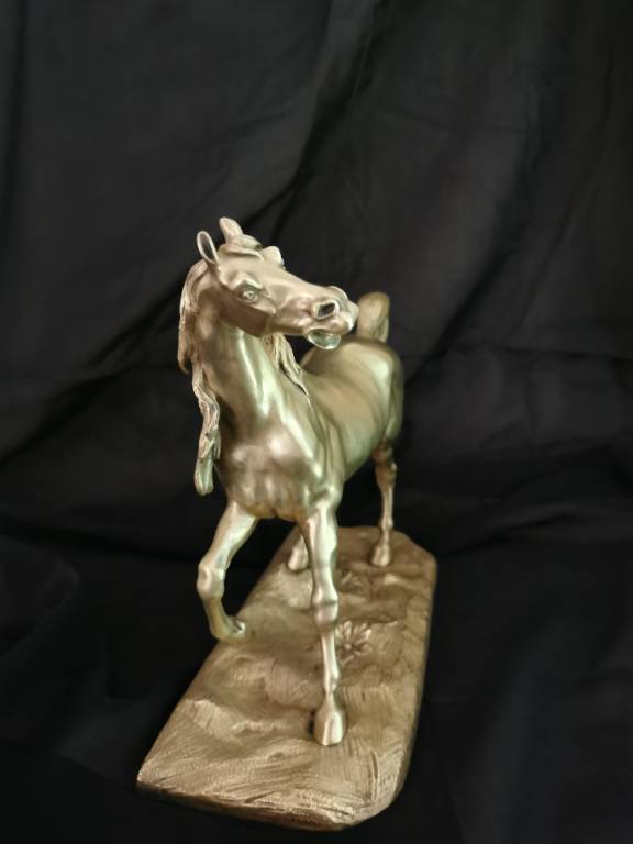 No - 606 - Cheval en bronze sur une terrasse naturaliste | Puces Privées