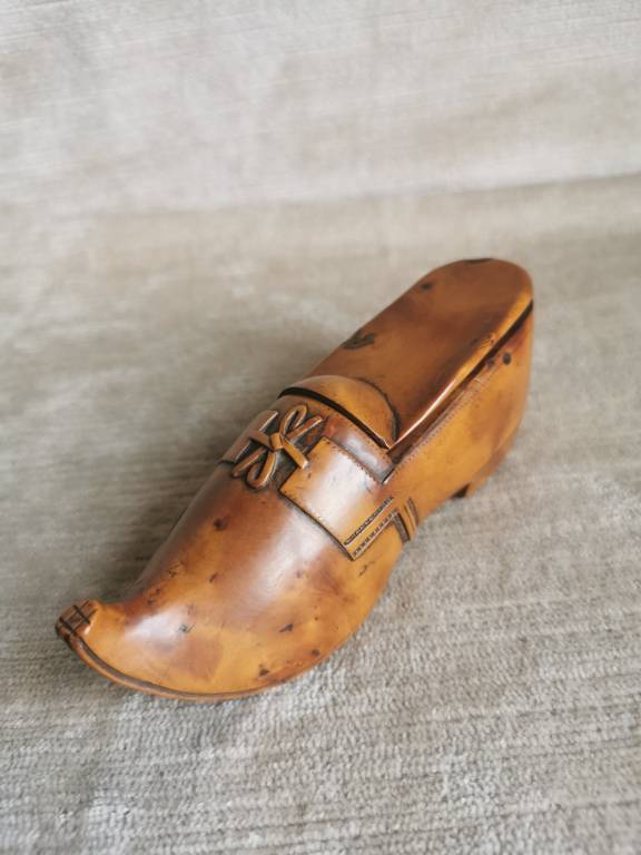 No - 607 - Tabatière en bois sculpté en forme de sabot , époque XIXème siècle | Puces Privées