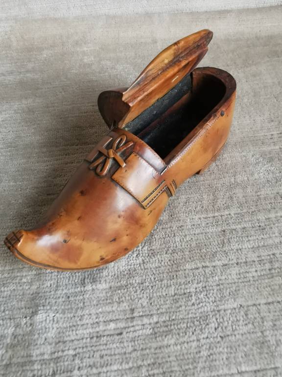 No - 607 - Tabatière en bois sculpté en forme de sabot , époque XIXème siècle | Puces Privées