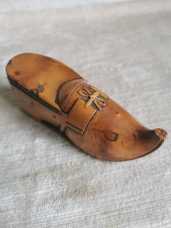 No - 607 - Tabatière en bois sculpté en forme de sabot , époque XIXème siècle | Puces Privées