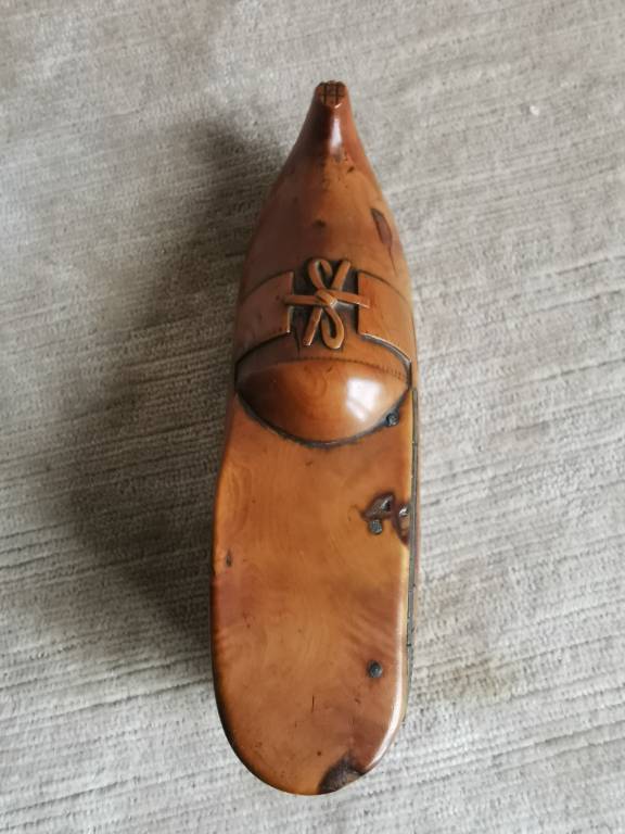 No - 607 - Tabatière en bois sculpté en forme de sabot , époque XIXème siècle | Puces Privées