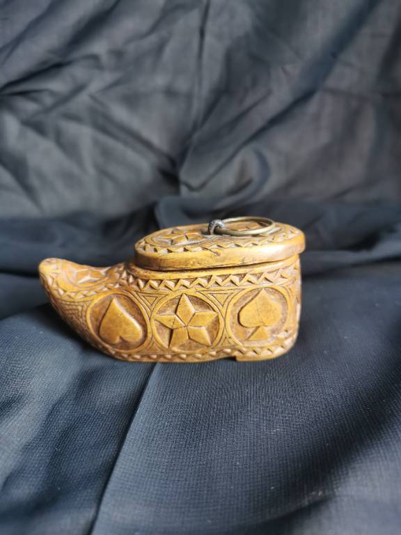 No - 608 - Tabatière en bois sculpté en forme de chaussure XIXème siècle | Puces Privées