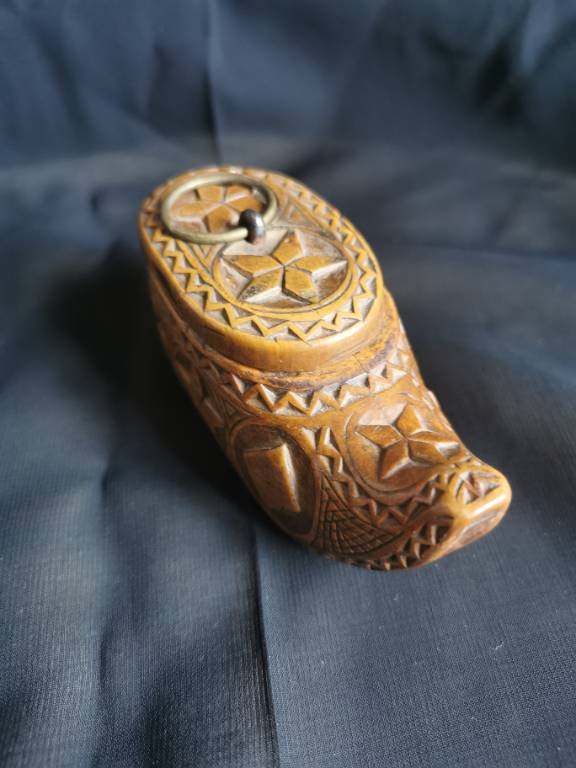 No - 608 - Tabatière en bois sculpté en forme de chaussure XIXème siècle | Puces Privées