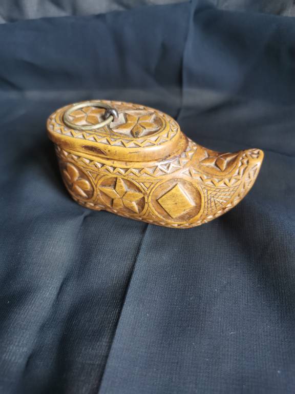 No - 608 - Tabatière en bois sculpté en forme de chaussure XIXème siècle | Puces Privées