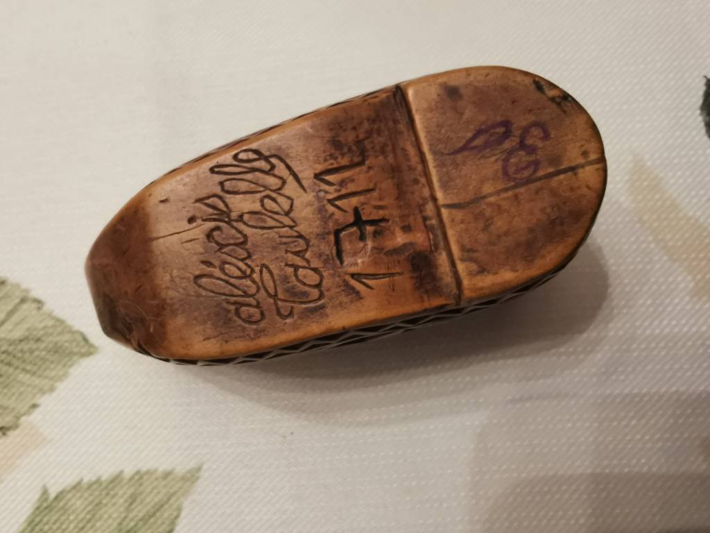 No - 608 - Tabatière en bois sculpté en forme de chaussure XIXème siècle | Puces Privées